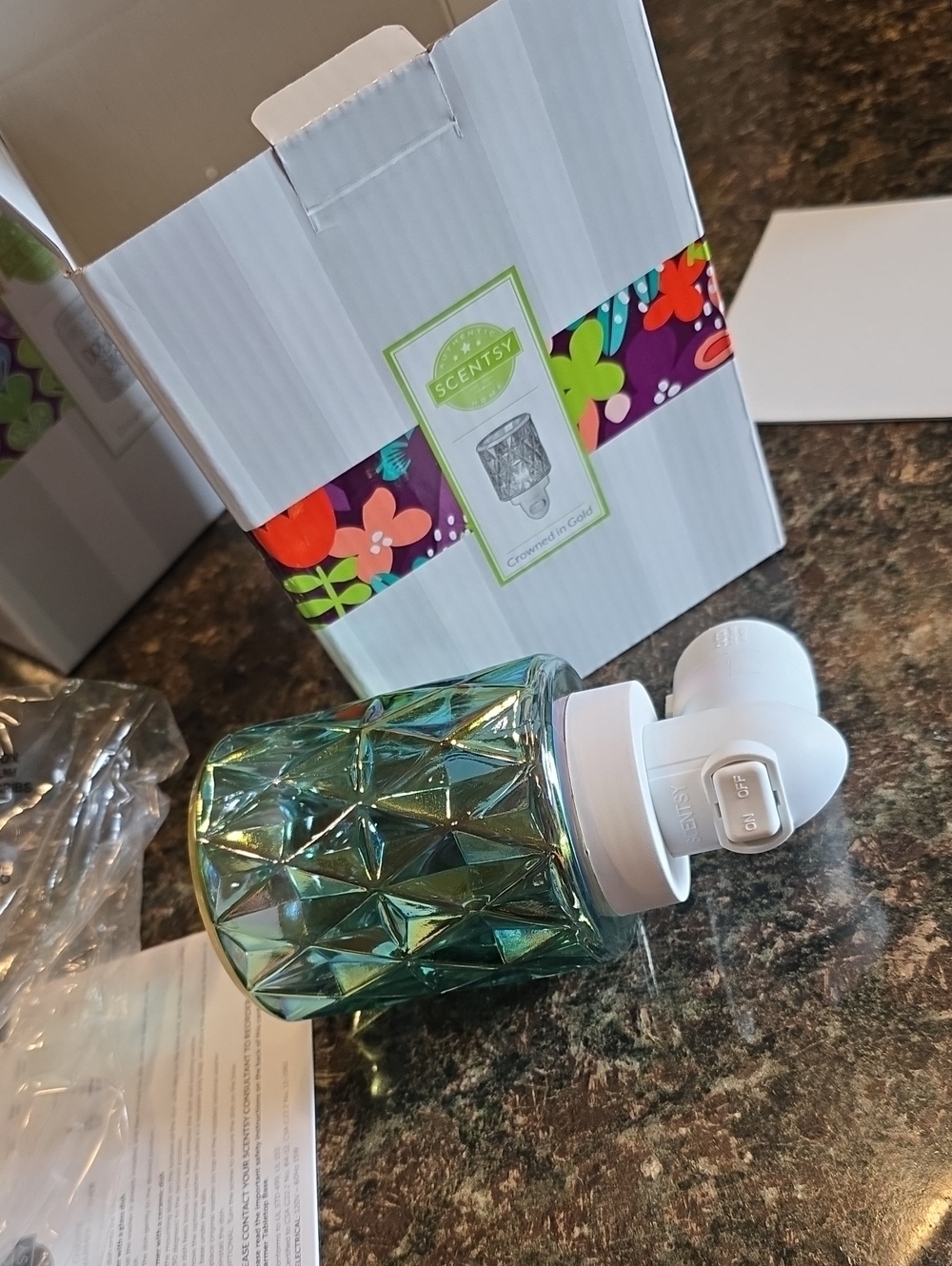 Scentsy Green Faceted Plug-In Warmer with White Base CROWNED IN GOLD